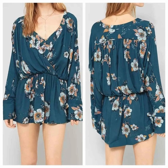 Free People Tuscan Dreams small oversized floral faux wrap top - Picture 2 of 10